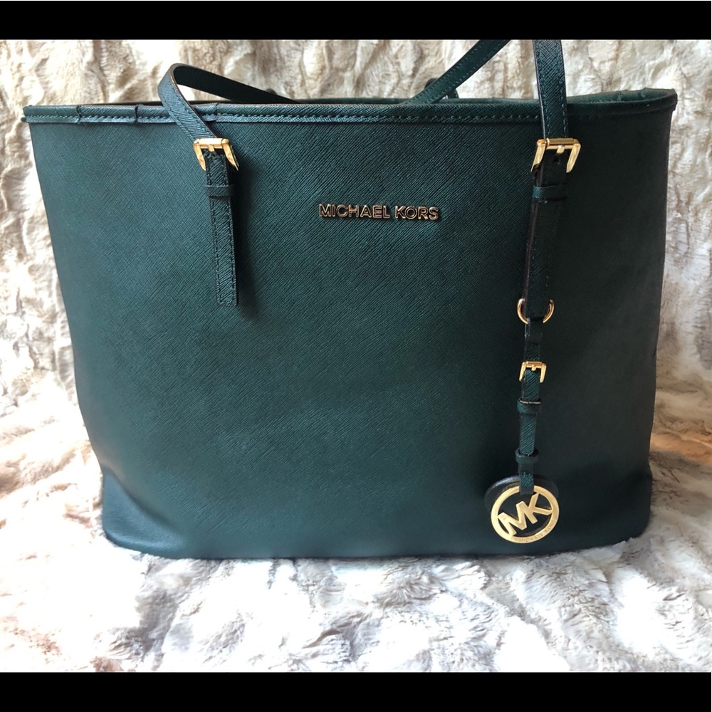 Michael Kors tote ✨Make An Offer✨